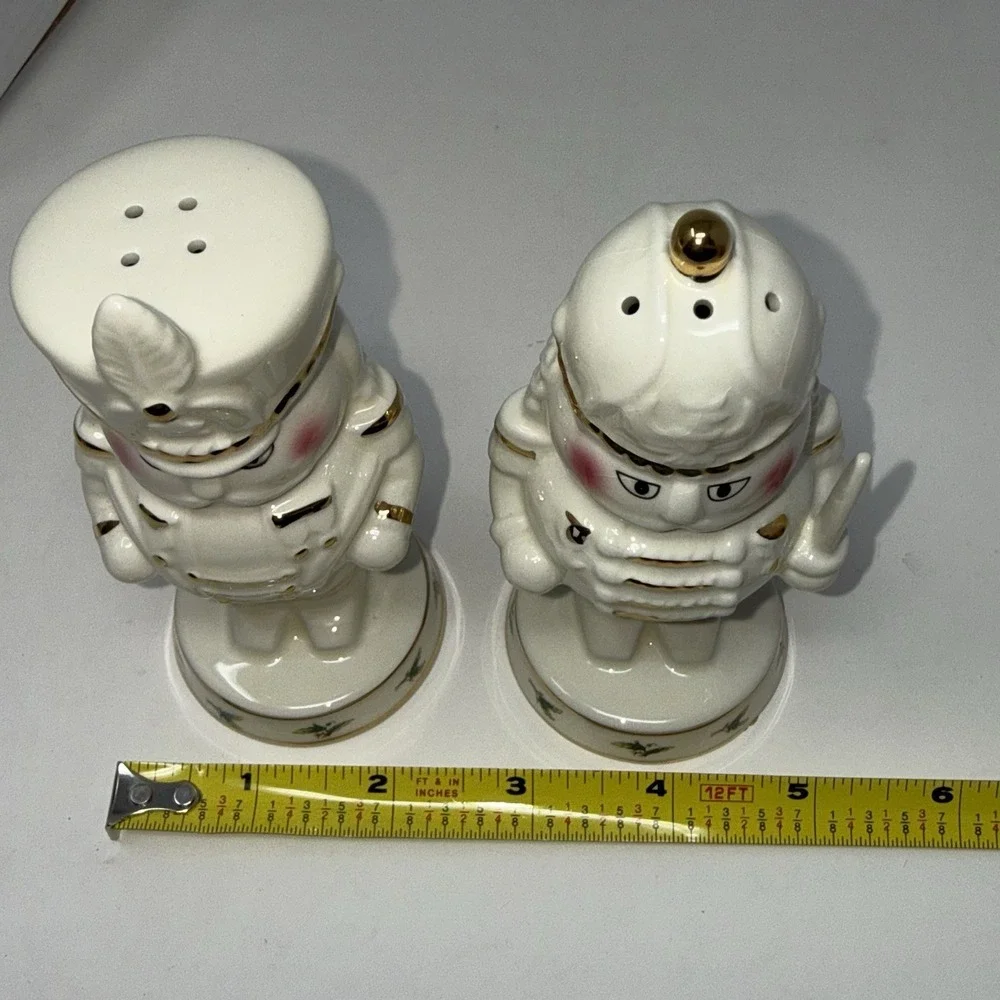 Vintage Christmas Toy Soldiers Nutcrackers Salt Pepper Shakers Holly Holiday